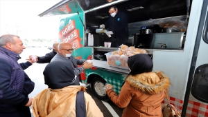 Aksaray'da yoğun kar nedeniyle bekletilen yolculara çorba ikram edildi