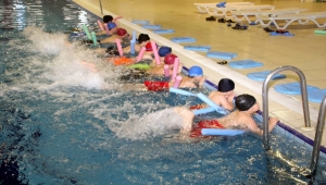 Akşehir'de sömestr tatilinde yüzme kursları yoğun ilgi gördü