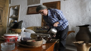 Annesini kaybettiği kolon kanserini tedavi ve sevginin gücüyle yendi