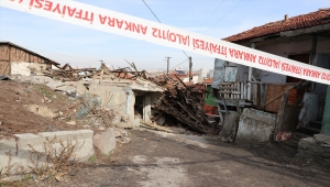 Başkentte yıkılan gecekondunun altında kalan kişi yaralandı