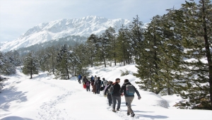 Beyşehir'de Anamas Dağı'nın eteklerindeki yaylada kar yürüyüşü