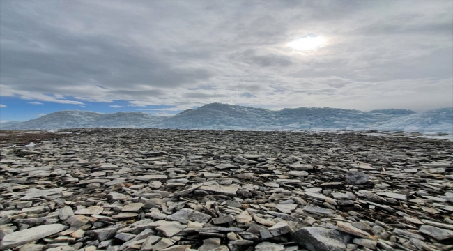 Beyşehir Gölü kıyısına lodosun sürüklediği buz kırığı yığınları ilgi çekiyor