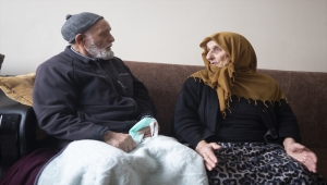 Bir görüşte vurulduğu eşinin gözlerine 68 yıldır aynı aşkla bakıyor