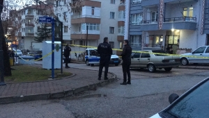 Boşandığı karısını alıkoyan koca, kızlarını almaya gelen anne ve babasını tüfekle vurdu