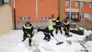 Çubuk'ta okul bahçeleri kardan temizleniyor