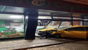 Çubuk'ta taksinin lokantaya girmesi sonucu sürücü yaralandı