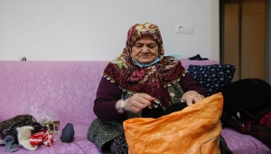 Eskişehir'de Ayşe nine, ördüğü çorapları Mehmetçik'e ulaştırdı