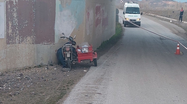 Eskişehir'de köprü duvarına çarpan motosikletin sürücüsü öldü
