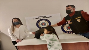 Eskişehir'de polis ekipleri köpeği çalınan çocuğu sevindirdi