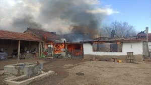 Eskişehir'de yangın çıkan tek katlı ev kullanılamaz hale geldi