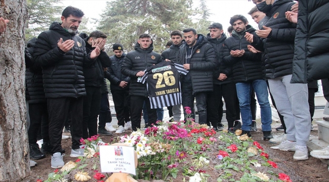 Eskişehirspor'dan şehit Binbaşı Dunca ile Piyade Er Tarcan'ın mezarlarına ziyaret