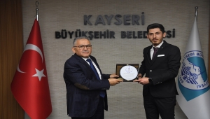 Genç sanayicilerden Büyükkılıç'a plaket