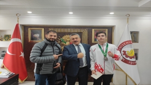 Gümüş madalya kazanan Gürkan Uğur Yıldız'dan, Belediye Başkanı Mehmet Tutal'ı ziyaret