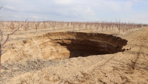 Karaman'da elma bahçesinde 20 metre derinliğinde, 50 metre çapında obruk oluştu