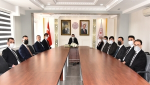 Karaman Valisi Işık, kaymakamlara başarı belgesi verdi