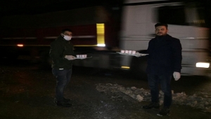 Karapınar'da yolda kalan sürücülere "ballı süt" ikram edildi