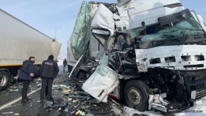 Kayseri'de 2 tırın da karıştığı zincirleme kazada bir kişi yaralandı