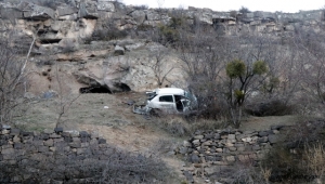Kayseri Tavlusun'da dereye devrilen otomobilin sürücüsü yaralandı