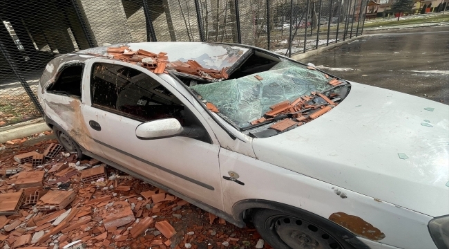 Kayseri'de fırtınada üzerine tuğla düşen 2 otomobil hasar gördü