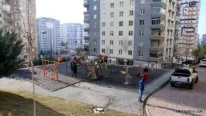 Kayseri'de freni boşalan pikap çocuk parkına girdi, 2 kişi yaralandı