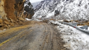 Kayseri'de heyelan nedeniyle kapanan yol ulaşıma açıldı