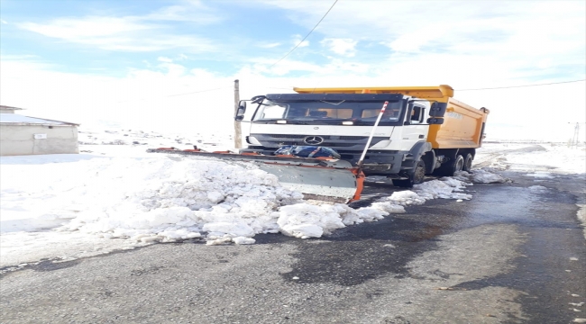 Kayseri'de kar nedeniyle kapanan mahalle yolları ulaşıma açıldı