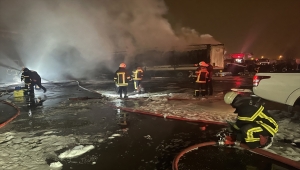 Kayseri'de sanayi sitesinde çıkan yangında 10 dükkan ve 3 tır yandı