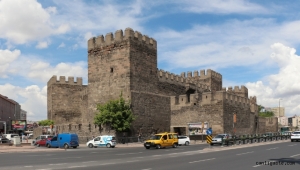 Kayseri Kalesinde izleyicisi bol intihar girişimi (Videolu haber)