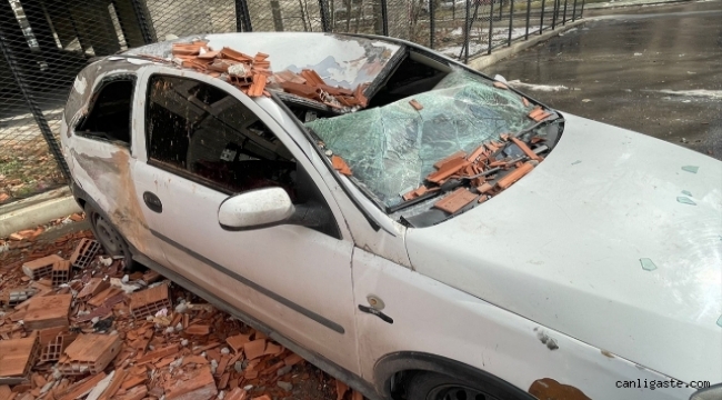 Kayseri Talas'ta fırtına nedeniyle düşen tuğlalar 2 otomobile hasar verdi