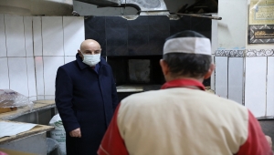 Keçiören Belediye Başkanı Altınok, esnaf ziyareti sırasında fırında pide pişirdi