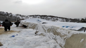 Kızılcahamam'da kar nedeniyle ahırı çöken besiciye yeni çadır verildi