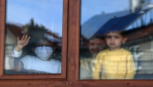 Kızlarını kaybettikleri hastalığı taşıyan 3 çocukları için mücadele veriyorlar