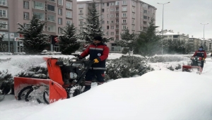 Nevşehir'de belediye ekipleri yolları ve kaldırımları kardan temizliyor