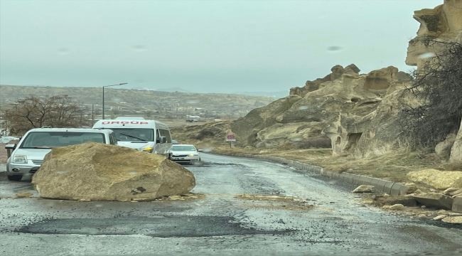 Nevşehir'de kaya parçası yola yuvarlandı