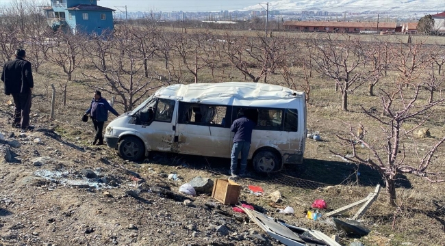 Niğde'de tarım işçilerini taşıyan minibüs devrildi, 14 kişi yaralandı