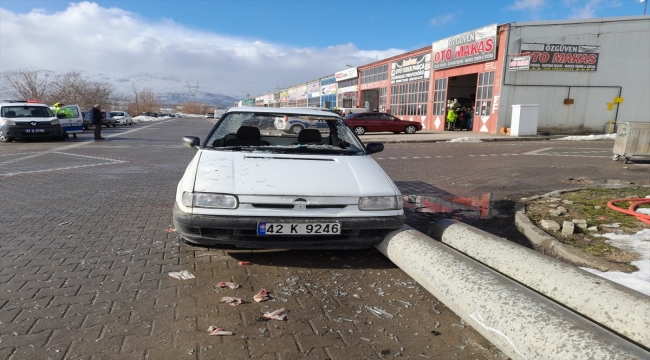 Seydişehir'de elektrik direklerine çarpan pikaptaki kişi yaralandı