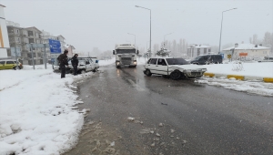 Seydişehir'de iki otomobilin çarpıştığı kazada 2 kişi yaralandı