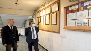 Sivas Bilim ve Teknoloji Üniversitesi Rektörü Kul, öğrencilerle ders dinledi 