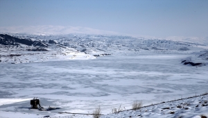 Sivas'ta 4 Eylül Barajı'nın yüzeyi buzla kaplandı 