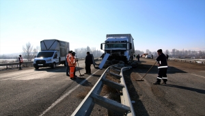 Sivas'ta bariyerlere çarpan kamyonun sürücüsü yaralandı