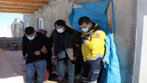 Sivas'ta ekipler, yolu kardan kapanan köydeki hasta için seferber oldu