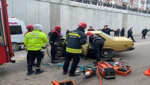 Sivas'ta işçi servisi ile otomobilin çarpışması sonucu 12 kişi yaralandı