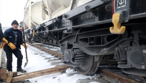 Sivas'ta test sürüşü yapan yük treninin vagonu raydan çıktı 