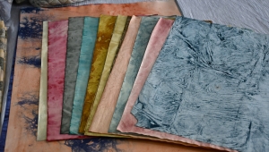 Sivaslı kadınlardan "Ekolojik baskı tekniği" ile doğal giysi ve aksesuar üretimi 