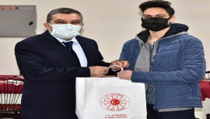 Vali Işık amatör futbolculara malzeme dağıttı