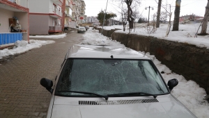 Yozgat'ta çatıdan düşen kar kütlesi 2 otomobilde hasara neden oldu