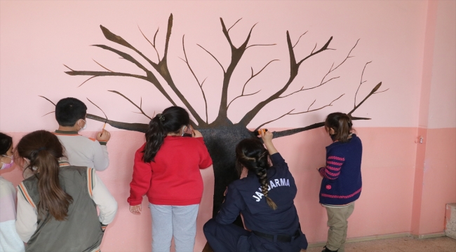 Yozgat'taki okullarda, boyama etkinliği ve çizgi filmle jandarma tanıtılıyor