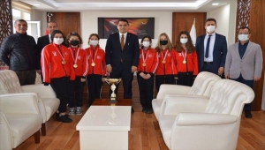 Yunus Emre Ortaokulu Kız Voleybol Takımı Hüyük'te ziyaretlerde bulundu