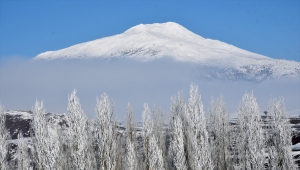 Zirvesi karla kaplı Yıldız Dağı'nda sis oluştu