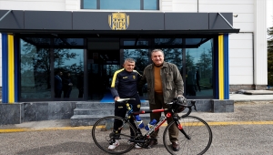 76 yaşındaki Fahri Yılmaz, pedallarını Çanakkale şehitleri için çeviriyor